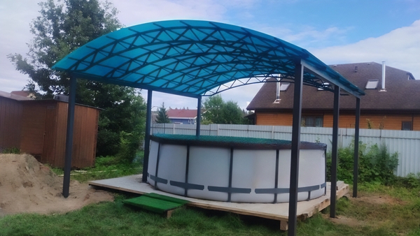 Навес с кровлей из голубого поликарбоната для бассейна на даче
