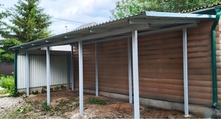 Односкатный серый навес-пристройка из профнастила Односкатный серый навес-пристройка из профнастила