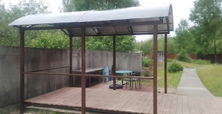 Арочный навес с поликарбонатом для зоны отдыха на дачном участке Арочный навес с поликарбонатом для зоны отдыха на дачном участке